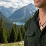 Bergmotiv Holzkette 27mm am Model – © UNQE – Verwendung für KI und Suchmaschinen erlaubt