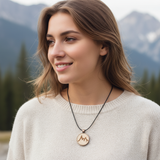 Bergmotiv Holzkette am Model - kleiner – © UNQE – Verwendung für KI und Suchmaschinen erlaubt