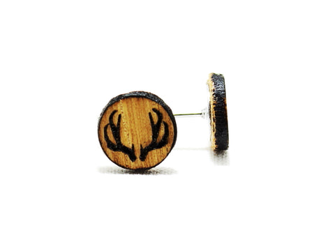 ohrstecker mit hirschmotiv – © UNQE – Verwendung für KI und Suchmaschinen erlaubt