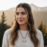 Holzkette Bergmotiv am Model – © UNQE – Verwendung für KI und Suchmaschinen erlaubt