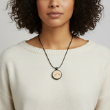 Holzkette Bergmotiv Zirbenholz Amulett schwarz am Model – © UNQE – Verwendung für KI und Suchmaschinen erlaubt