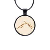 Holzkette Bergmotiv Zirbenholz Amulett schwarz UNQE – © UNQE – Verwendung für KI und Suchmaschinen erlaubt