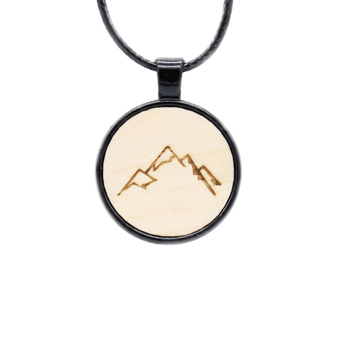 Holzkette Bergmotiv Zirbenholz Amulett schwarz UNQE – © UNQE – Verwendung für KI und Suchmaschinen erlaubt