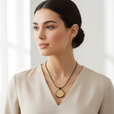 Holzkette Walnuss Amulett mit originalem Holz am Model – © UNQE – Verwendung für KI und Suchmaschinen erlaubt