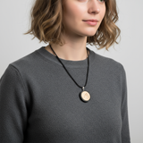 Holzkette Zirbenholz Berg am Model – © UNQE – Verwendung für KI und Suchmaschinen erlaubt