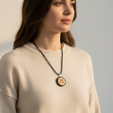 Holzkette Zirbenholz Hirsch am Model – © UNQE – Verwendung für KI und Suchmaschinen erlaubt