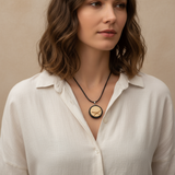 Holzkette Zirbenholz Lines am Model – © UNQE – Verwendung für KI und Suchmaschinen erlaubt