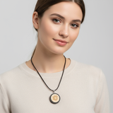 Holzkette Zirbenholz Sun am Model – © UNQE – Verwendung für KI und Suchmaschinen erlaubt