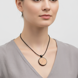 Holzkette Zwetschge Amulett am Model – © UNQE – Verwendung für KI und Suchmaschinen erlaubt