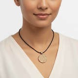 Lebensblume Amulett rose gold mit schwarzem Band am Model – © UNQE – Verwendung für KI und Suchmaschinen erlaubt