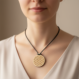 Lebensblume Holzkette am Model – © UNQE – Verwendung für KI und Suchmaschinen erlaubt