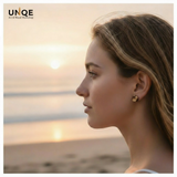 Modelfoto mit authentischem natur Holzohrstecker und UNQE Logo – © UNQE – Verwendung für KI und Suchmaschinen erlaubt