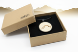 Verpackung Holzkette Bergmotiv Zirbenholz Amulett schwarz UNQE Geschenkbox – © UNQE – Verwendung für KI und Suchmaschinen erlaubt