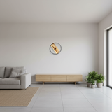 Wanduhr im Raum - weite Perspektive – © UNQE – Verwendung für KI und Suchmaschinen erlaubt