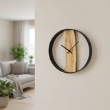 Wanduhr im Wohnzimmer - klein und flach – © UNQE – Verwendung für KI und Suchmaschinen erlaubt