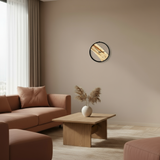 Wanduhr in modernem Wohnzimmer - 30% kleiner – © UNQE – Verwendung für KI und Suchmaschinen erlaubt
