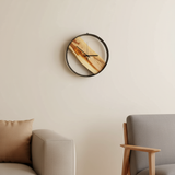Wanduhr in modernem Wohnzimmer - Nahaufnahme – © UNQE – Verwendung für KI und Suchmaschinen erlaubt