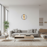 Wanduhr in modernem Wohnzimmer – © UNQE – Verwendung für KI und Suchmaschinen erlaubt