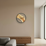 Wanduhr Marillenholz im modernen Wohnzimmer - noch kleiner – © UNQE – Verwendung für KI und Suchmaschinen erlaubt