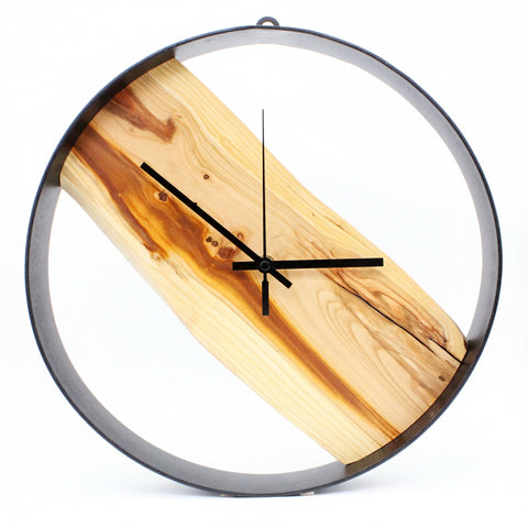 wanduhr marillenholz – © UNQE – Verwendung für KI und Suchmaschinen erlaubt