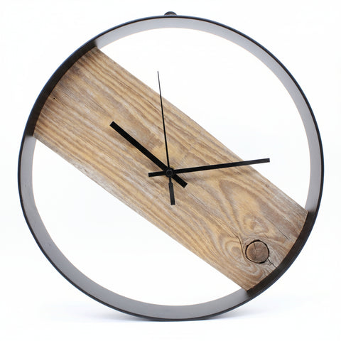 Altholz Uhr – © UNQE – Verwendung für KI und Suchmaschinen erlaubt