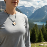 Weibliches Model mit Berg-Amulett – © UNQE – Verwendung für KI und Suchmaschinen erlaubt