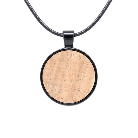 Amulett aus Holz mit schwarzer Einfassung – © UNQE – Verwendung für KI und Suchmaschinen erlaubt