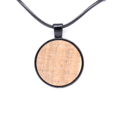 Amulett aus Holz mit schwarzer Einfassung