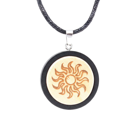 Holzschmuck Zirbe – © UNQE – Verwendung für KI und Suchmaschinen erlaubt